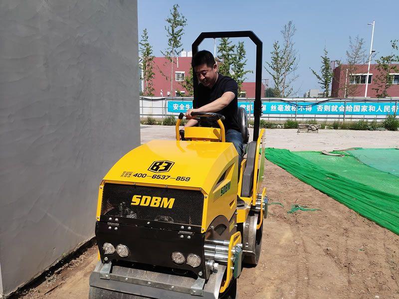 座駕振動壓路機在惡劣環境下如何工作？